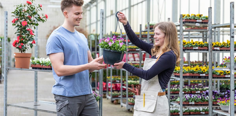 Einkauf im Pflanzengroßmarkt - Kundenberatung